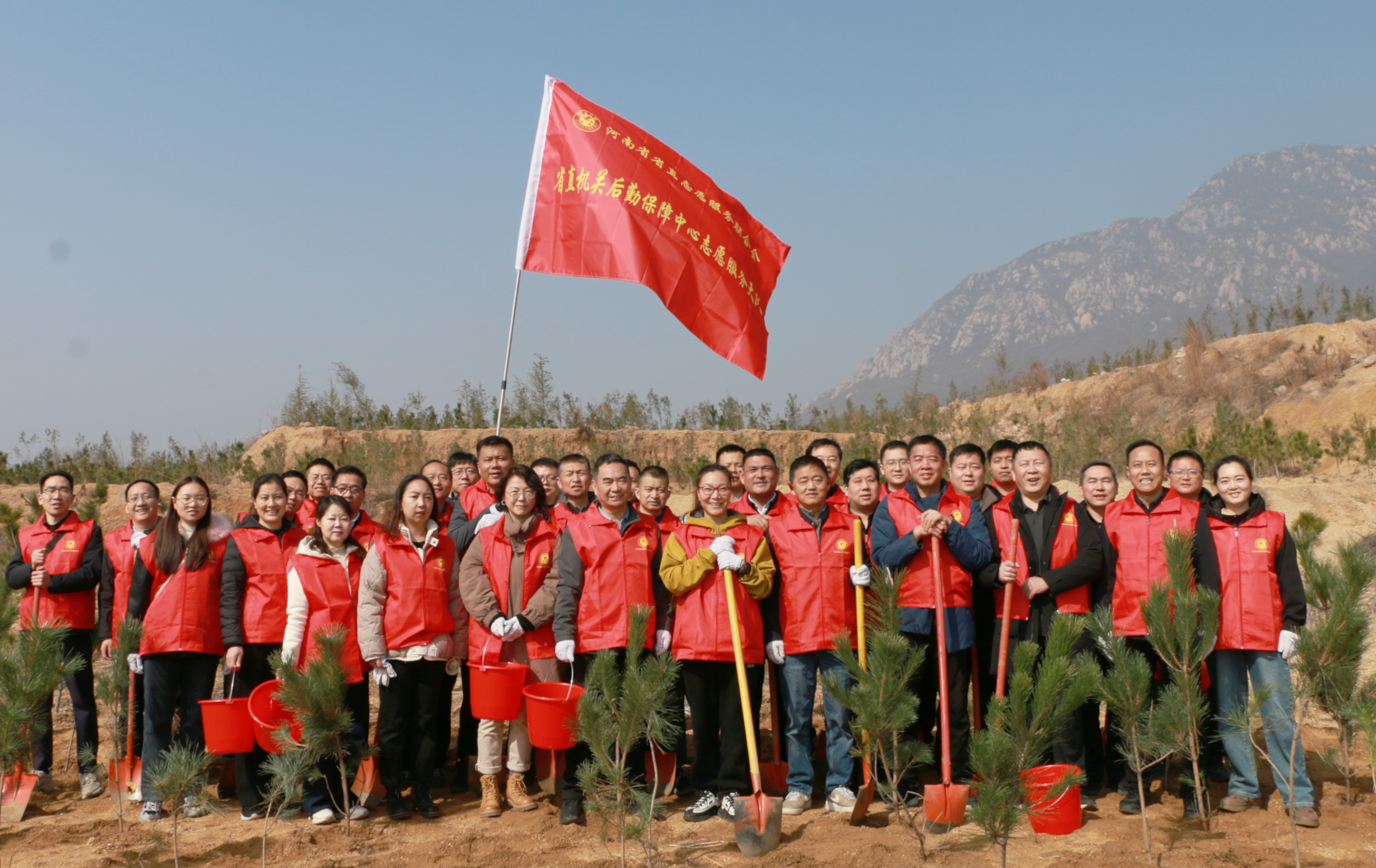 河南省省直机关后勤保障中心组织开展义务植树暨红色教育主题活动