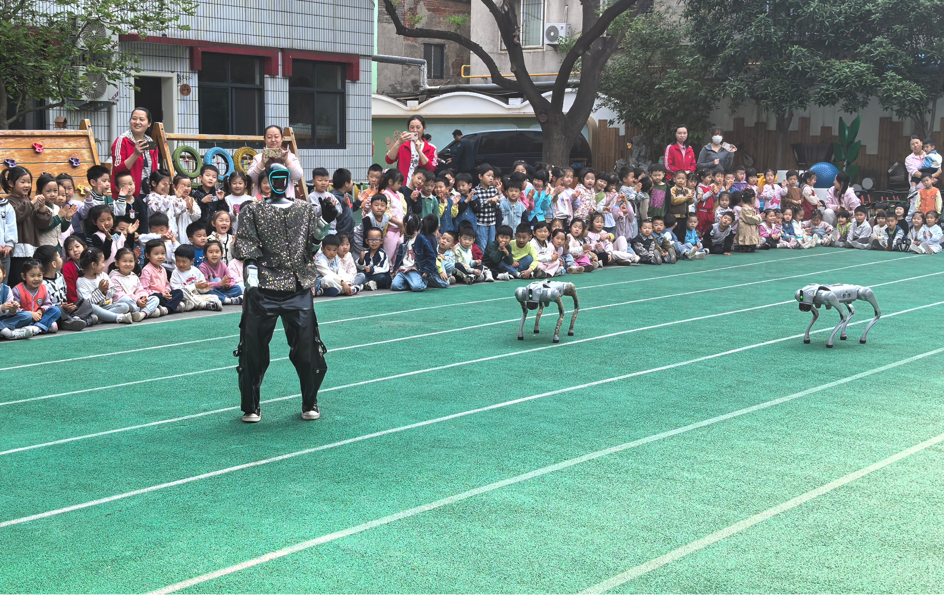 省直艺幼开展“科技启航 童梦飞扬”机器人表演活动