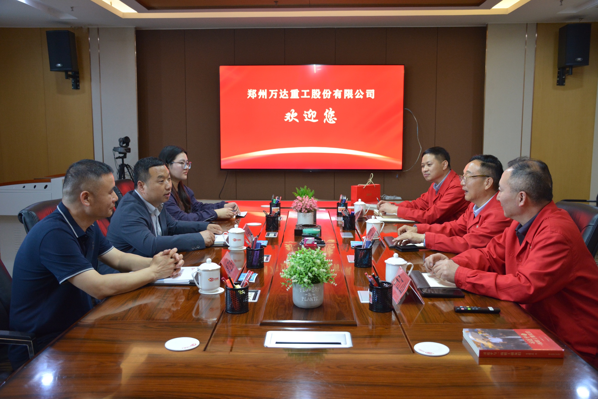 致敬劳模工匠 传递工会温情 <br>党群工作部开展“五一”劳模工匠走访慰问活动