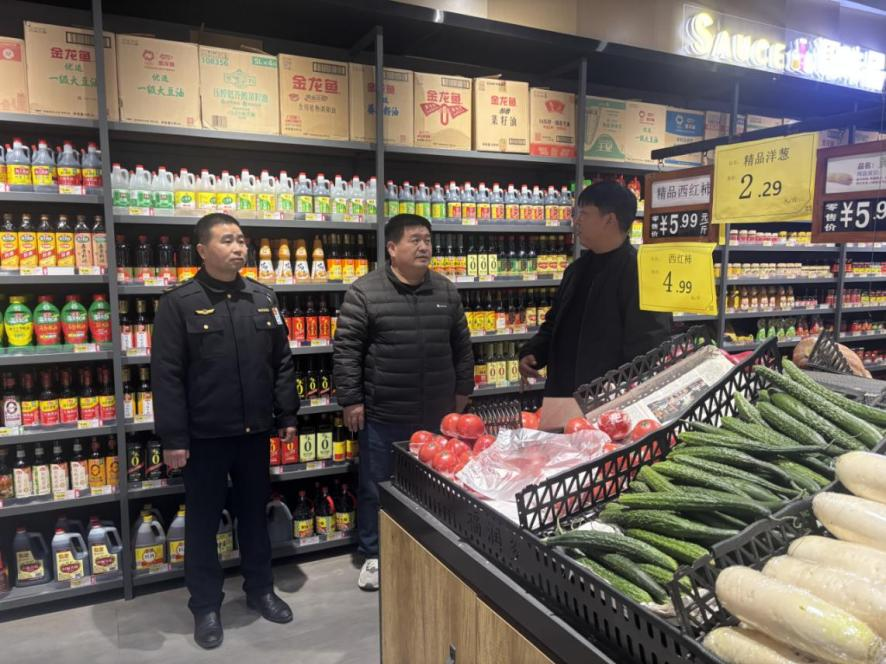 张庄市场监管和营商环境所联合张庄办事处开展春节前食品安全和市场秩序检查