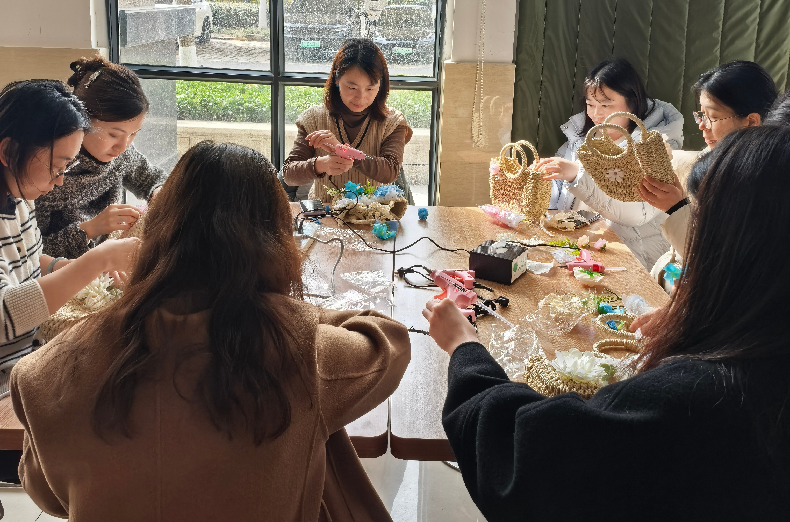 巧手绽芳华 匠心绘美好——郑州航空港区财政金融局开展庆“三八”妇女节手作主题活动