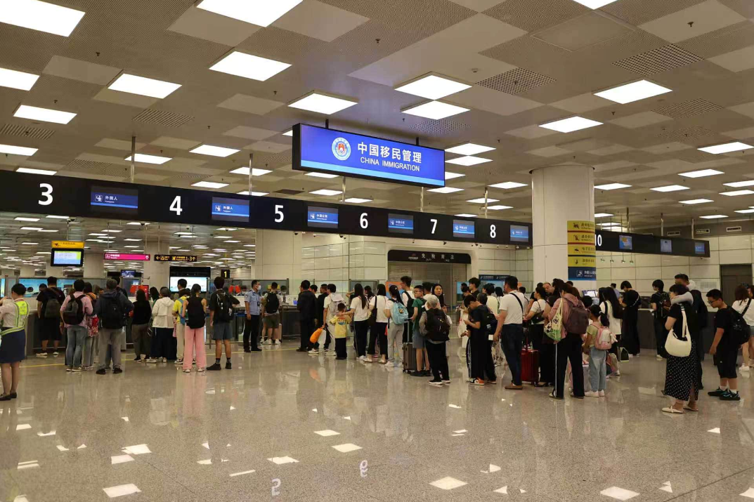 郑州航空港:上半年郑州边检查验出入境人员超48.9万人次 郑州航空港:上半年郑州边检查验出入境人员超48.9万人次