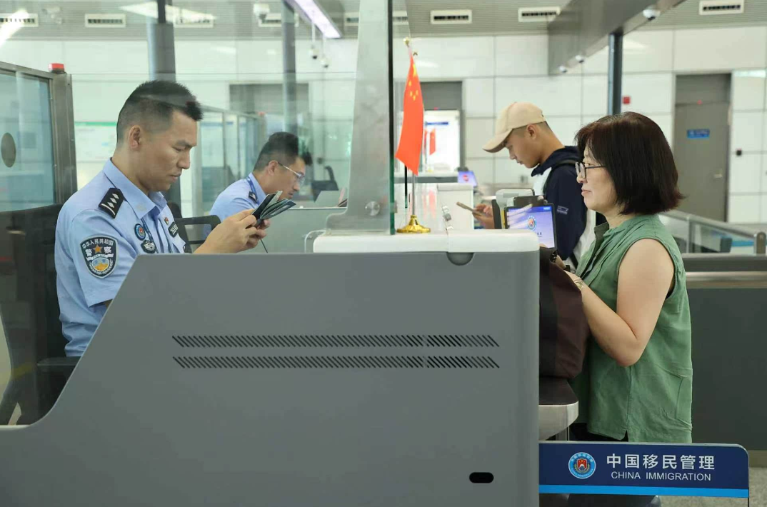 郑州航空港:上半年郑州边检查验出入境人员超48.9万人次 郑州航空港:上半年郑州边检查验出入境人员超48.9万人次