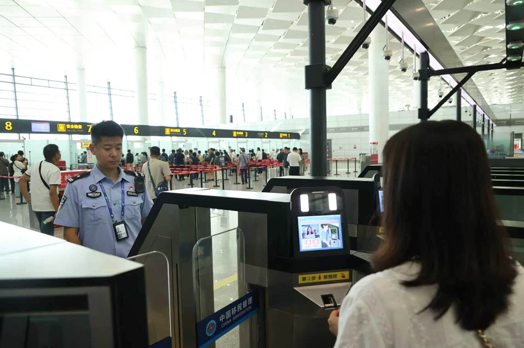 郑州航空港:上半年郑州边检查验出入境人员超48.9万人次 郑州航空港:上半年郑州边检查验出入境人员超48.9万人次