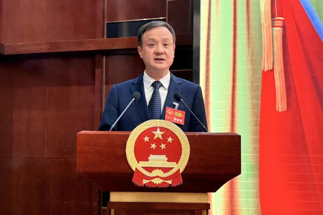 文峰区十六届人大六次会议开幕