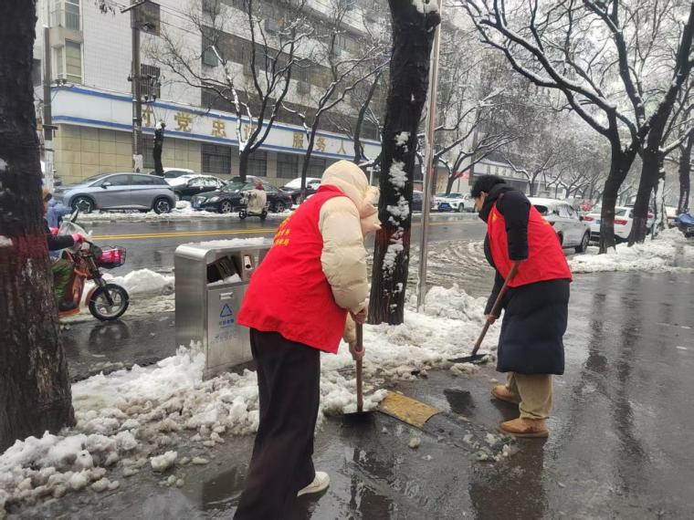 文峰区医保局联合社区开展扫雪除冰行动 守护群众出行安全
