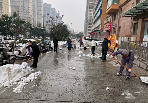 以雪为令齐行动 扫雪除冰保畅通—文峰区行政审批和政务信息管理局组织志愿者开展扫雪除冰志愿服务