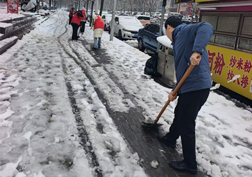 以雪为令齐行动 扫雪除冰保畅通—文峰区行政审批和政务信息管理局组织志愿者开展扫雪除冰志愿服务