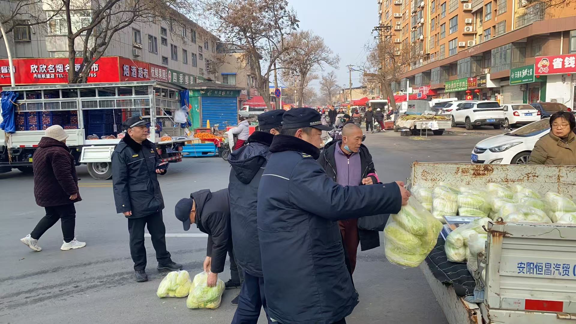 疏堵结合精细管控 占道经营提升市容环境