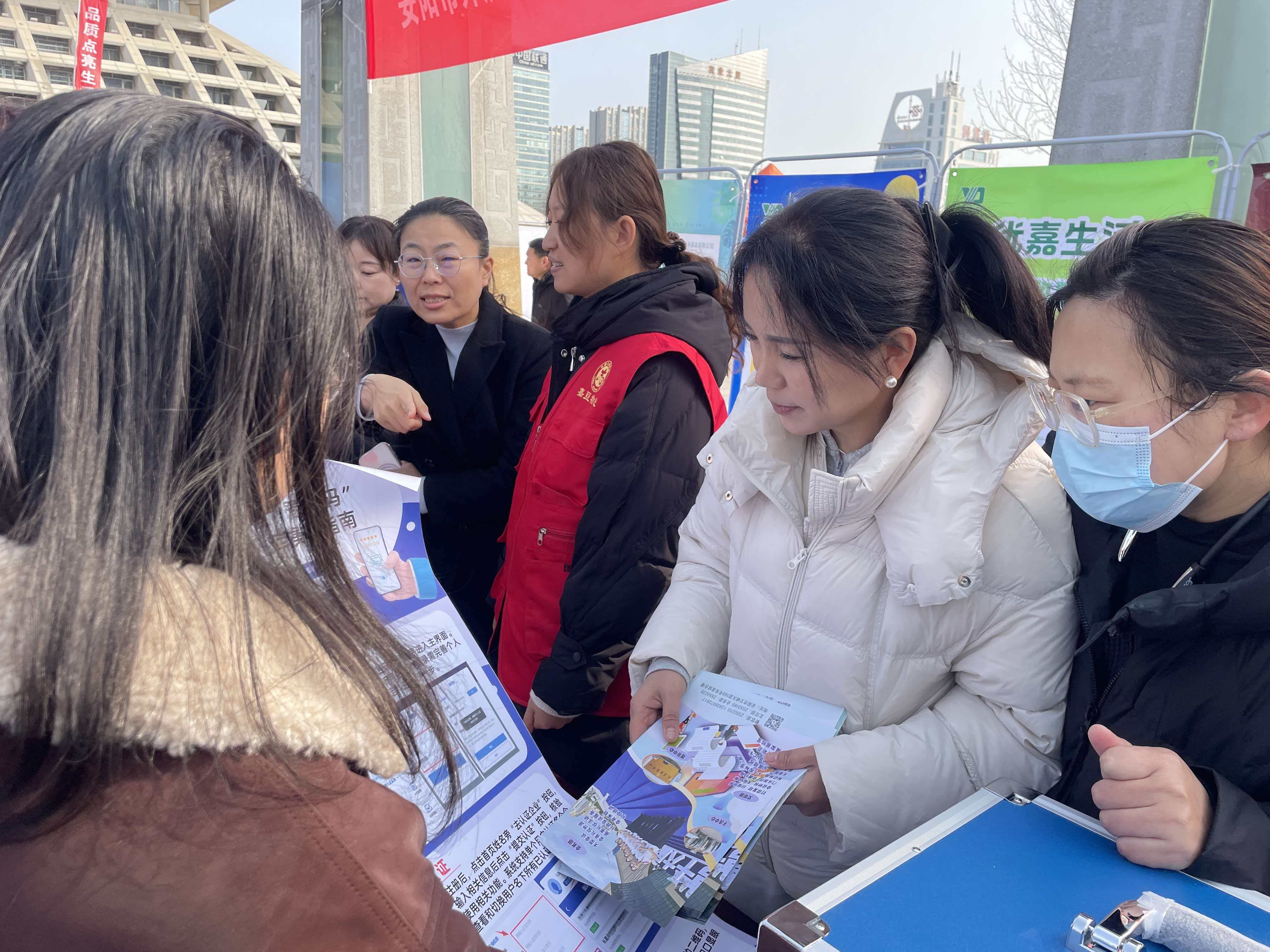 文峰区发改委开展“扫码入企”工作宣传推广活动