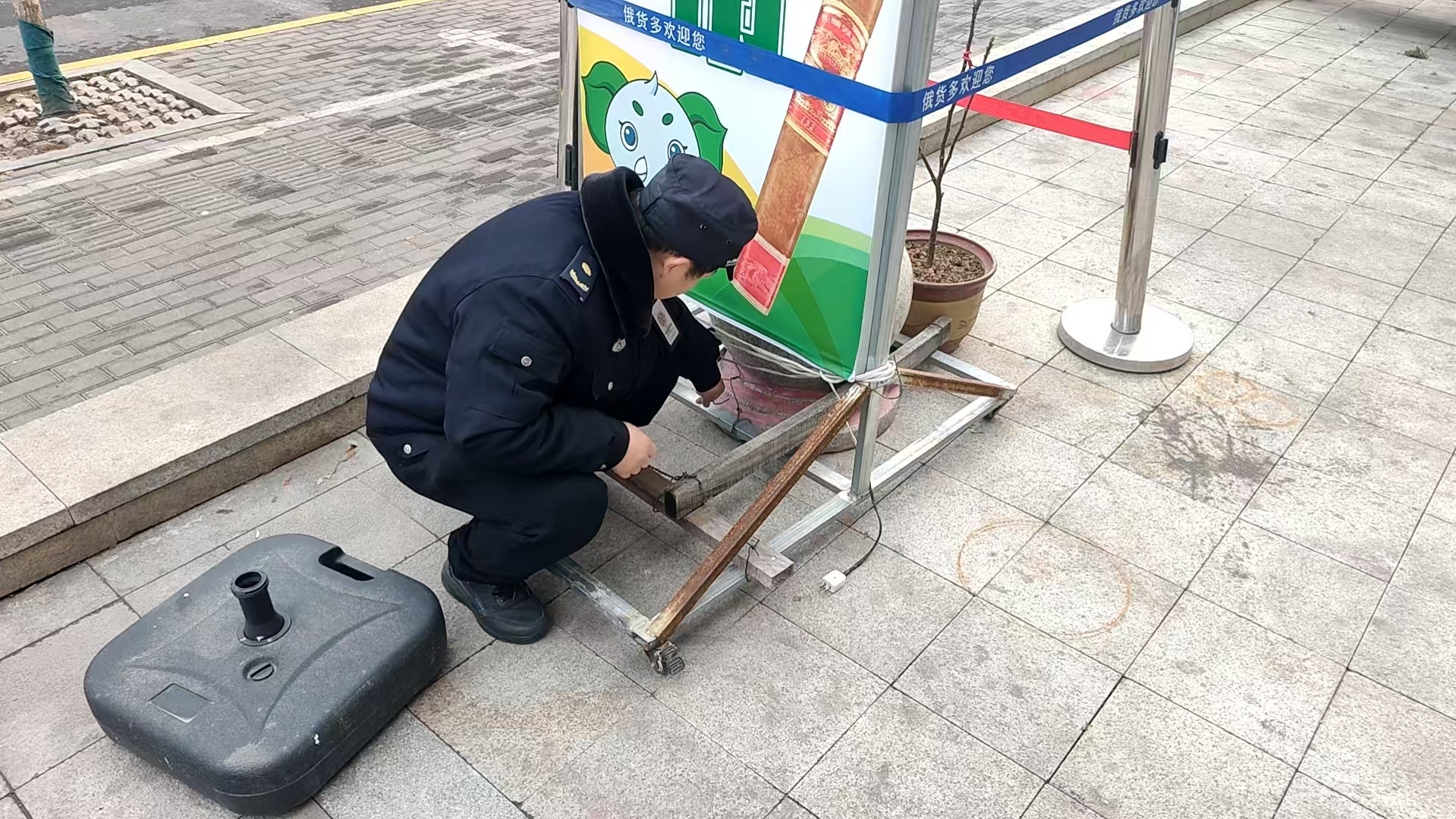 清理占道落地灯箱、立式牌 市容环境再提质