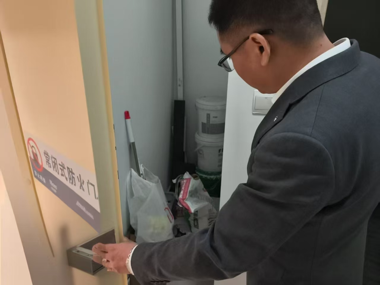 万达商业服务中心开展“扫楼清患”专项行动