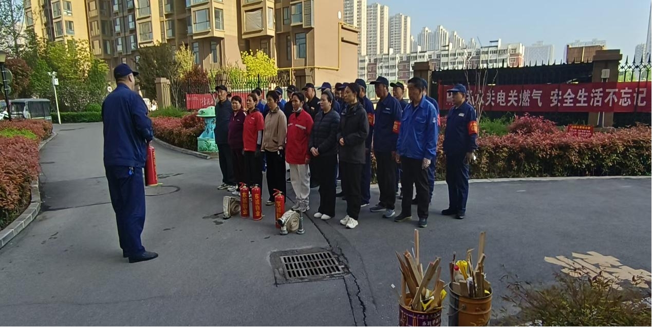 中华路街道:天汇社区联合安广铭著物业 开展消防应急演练 筑牢小区安全防线 中华路街道:天汇社区联合安广铭著物业 开展消防应急演练 筑牢小区安全防线