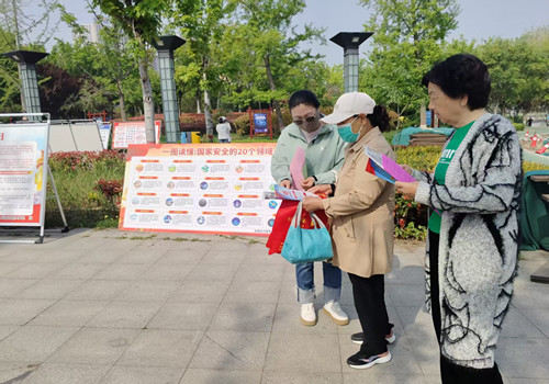 文峰区行政审批和政务信息管理局开展4・15全民国家安全教育日宣传活动