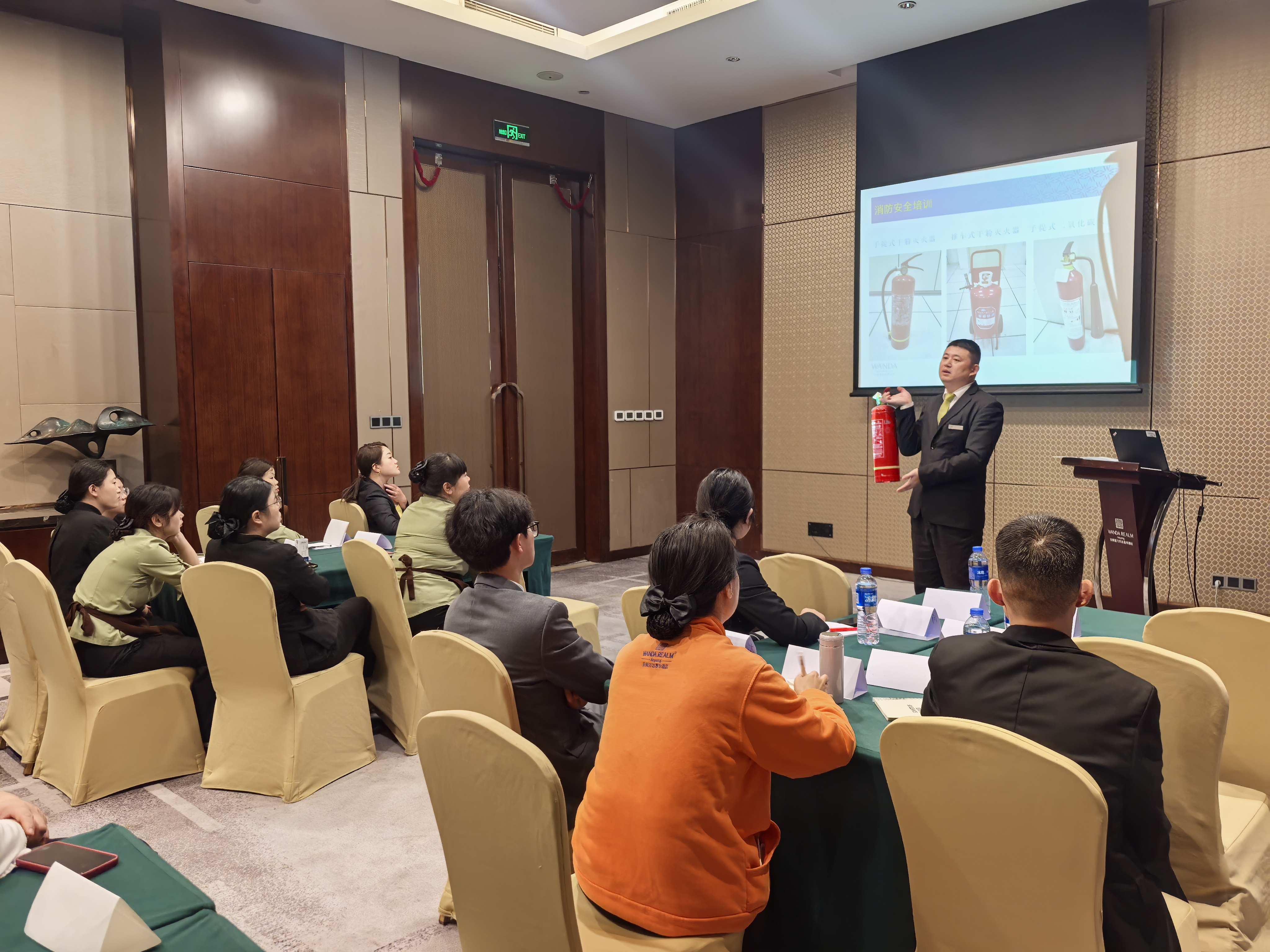 万达商业服务中心组织企业开展“安全夜校”培训活动