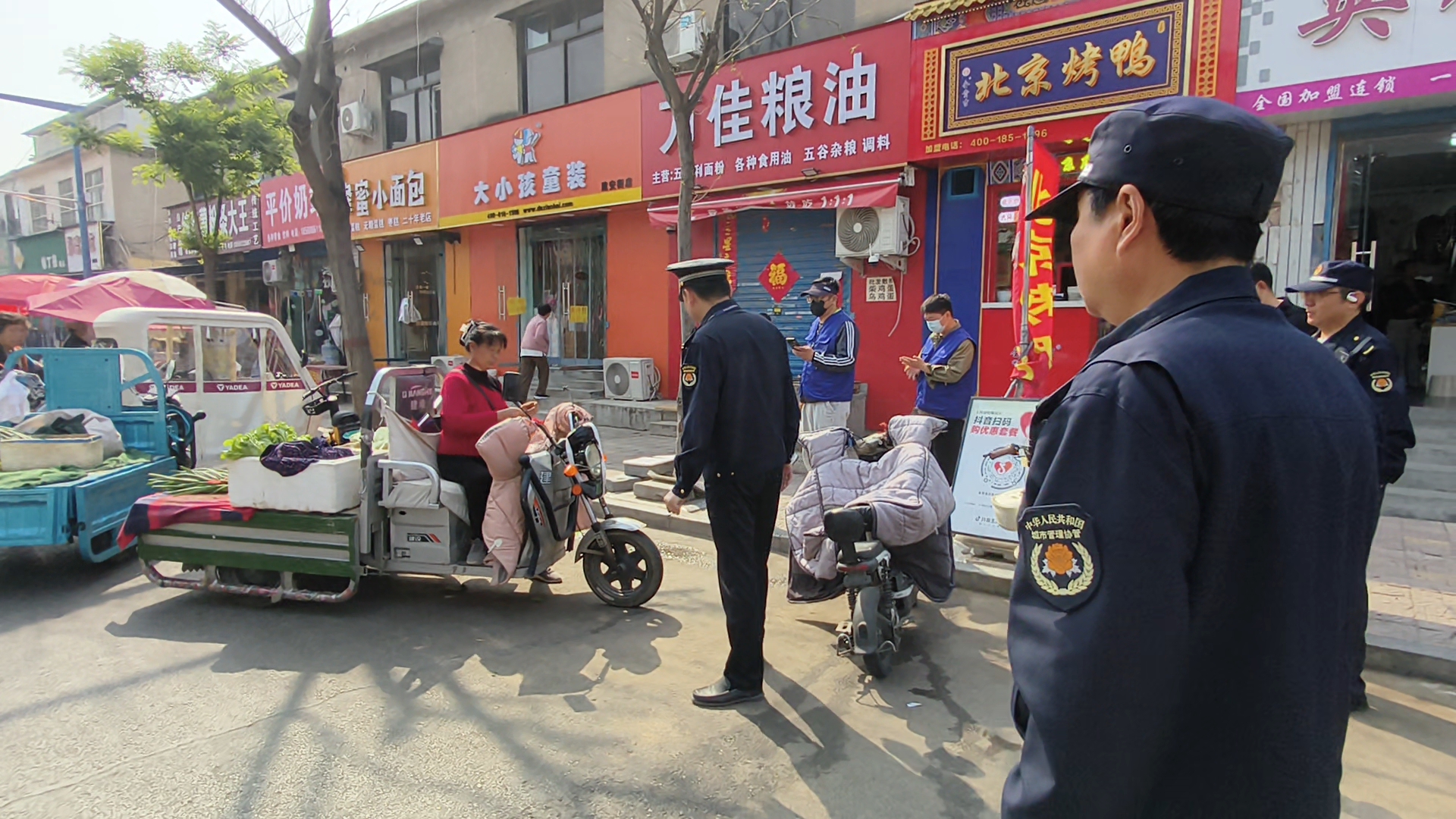 消解烟火里的无序，成就文峰城里的温情 ——文峰区城管局开展流动摊贩专项整治