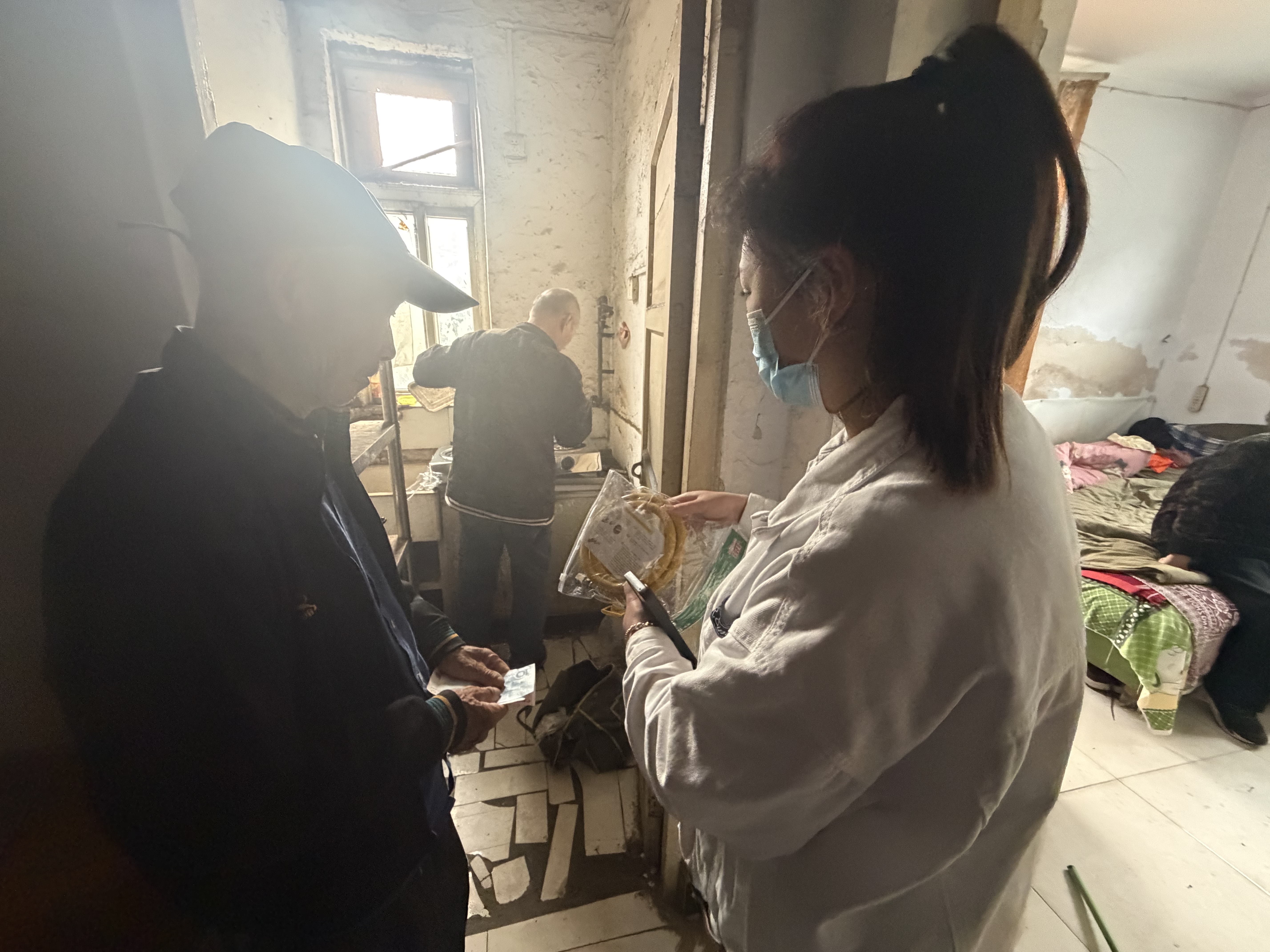暖心更换老旧灶具 筑牢独居老人安全防线 —西关街道联合红旗渠社区开展破损燃气灶行动