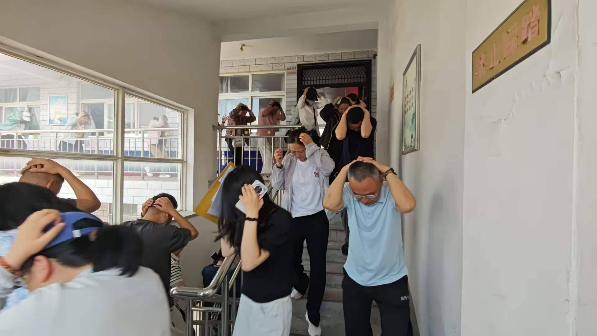 东大街街道开展5·12防震逃生应急演练