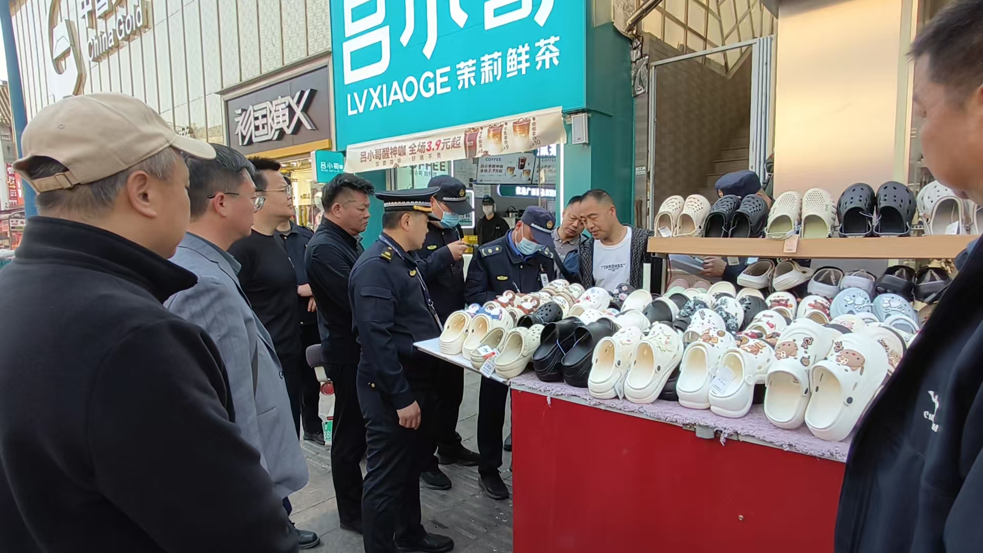 文峰区城管局 精准整治店外经营 扮靓老城街巷颜值 文峰区城管局 精准整治店外经营 扮靓老城街巷颜值