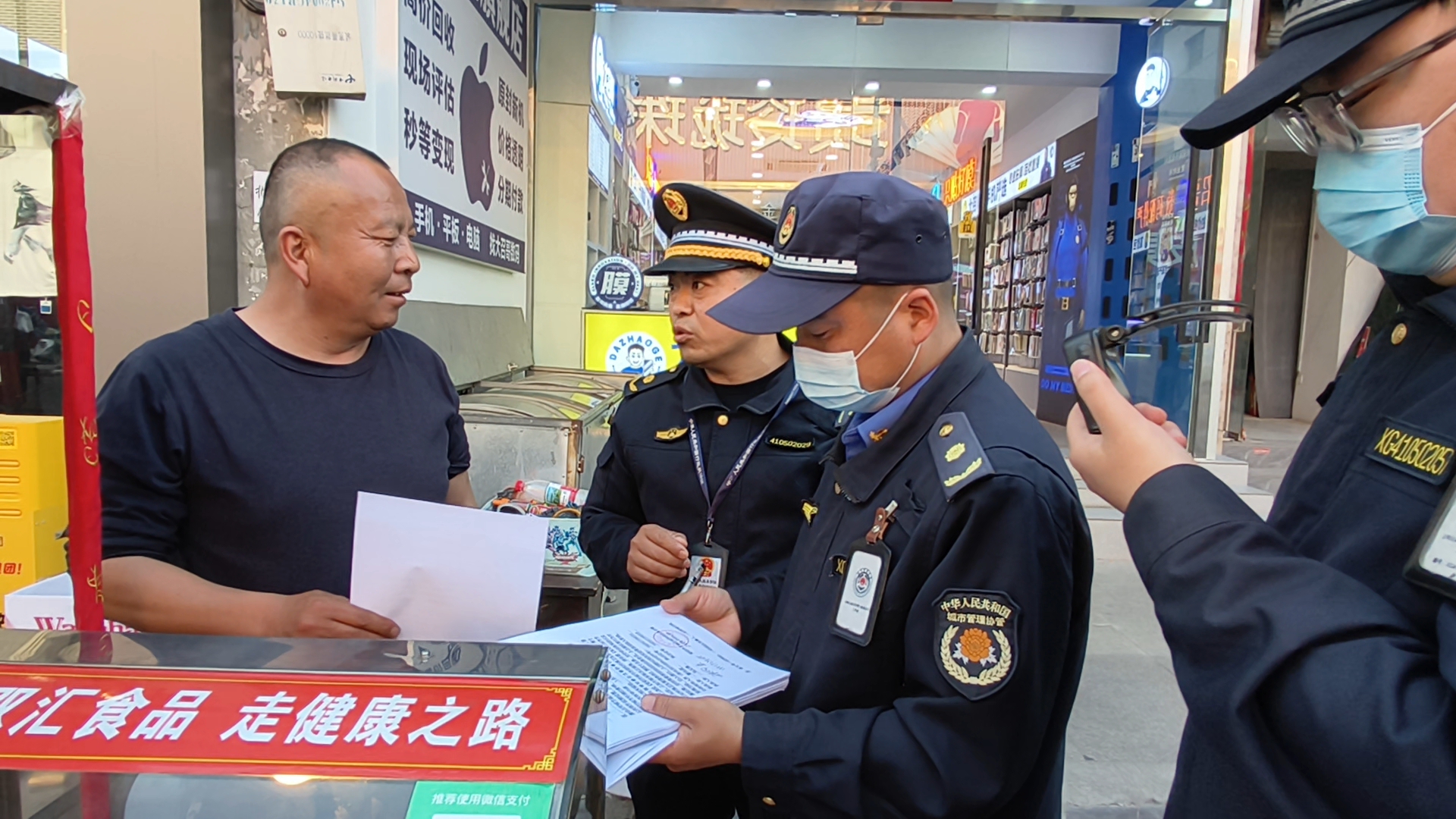 文峰区城管局 精准整治店外经营 扮靓老城街巷颜值 文峰区城管局 精准整治店外经营 扮靓老城街巷颜值