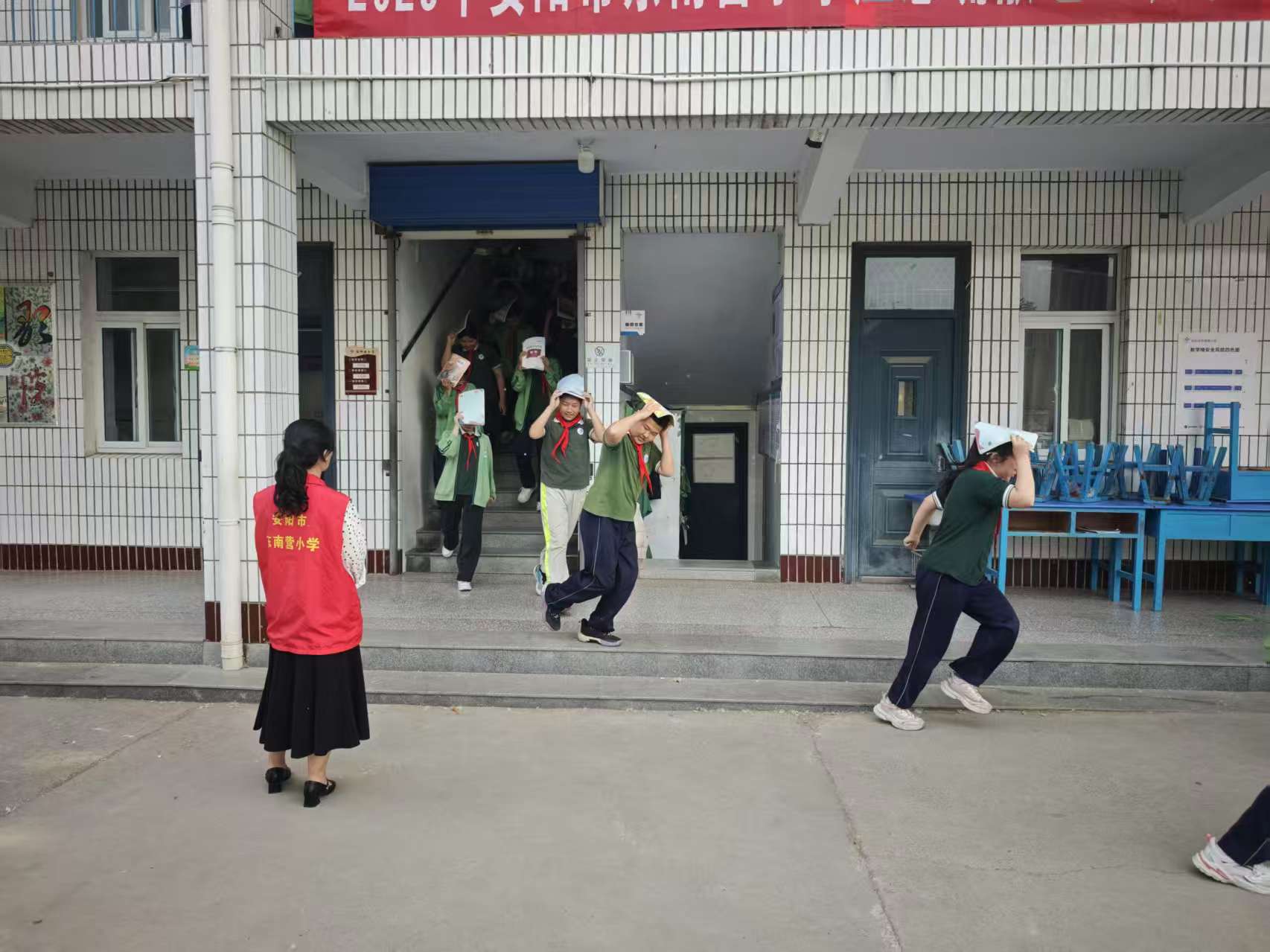 东大街街道联合东南营小学开展防震减灾应急演练