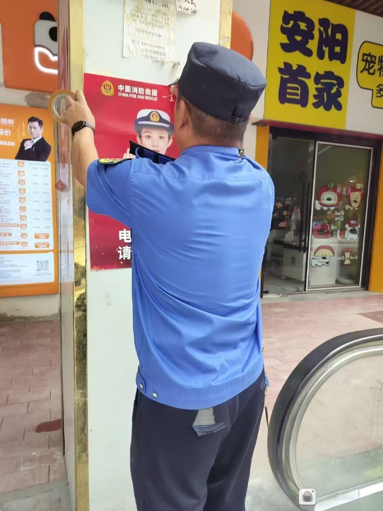 万达商业服务中心开展电动自行车消防安全海报宣传活动