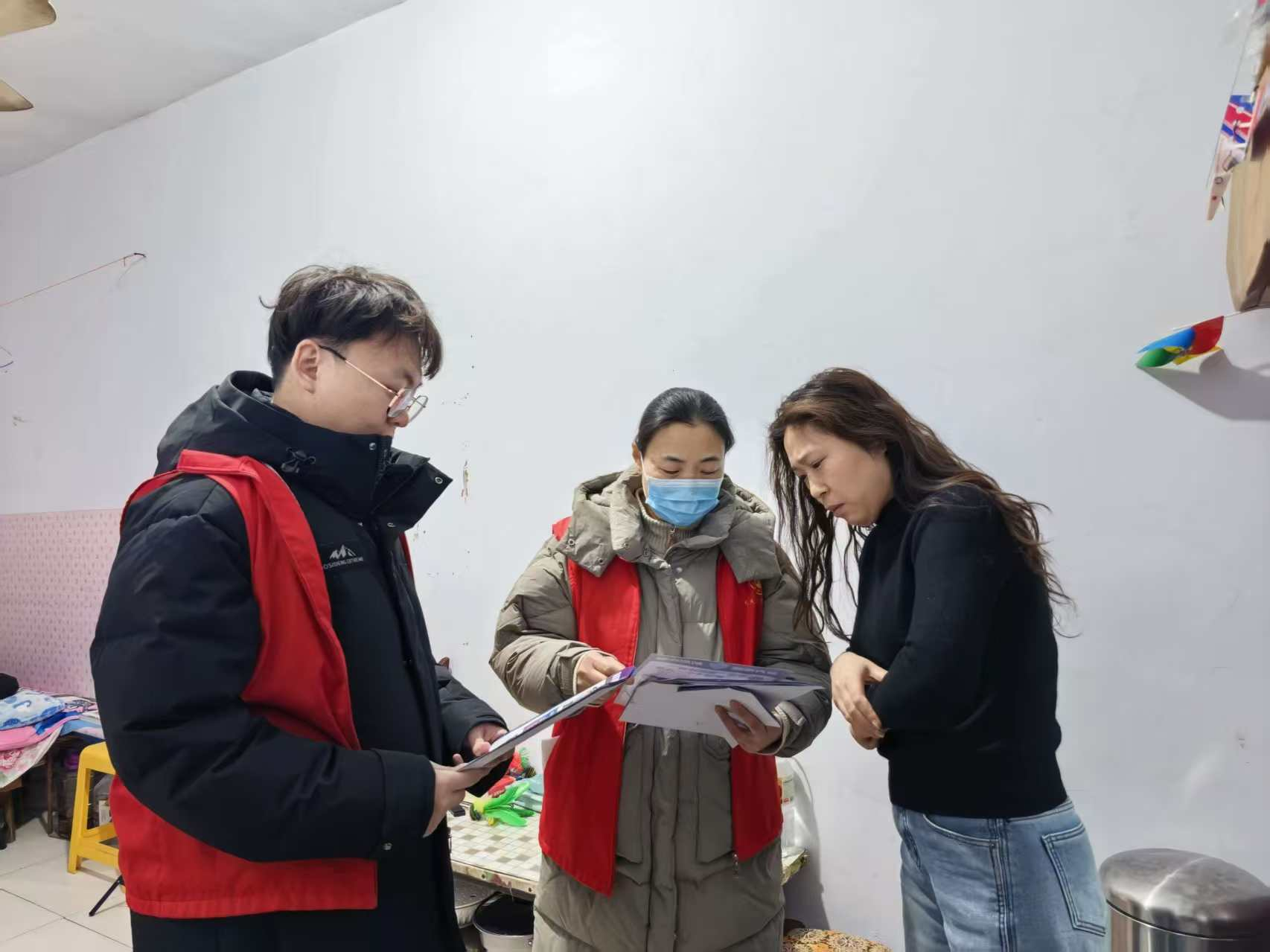 东大街街道开展入户安全排查宣传活动