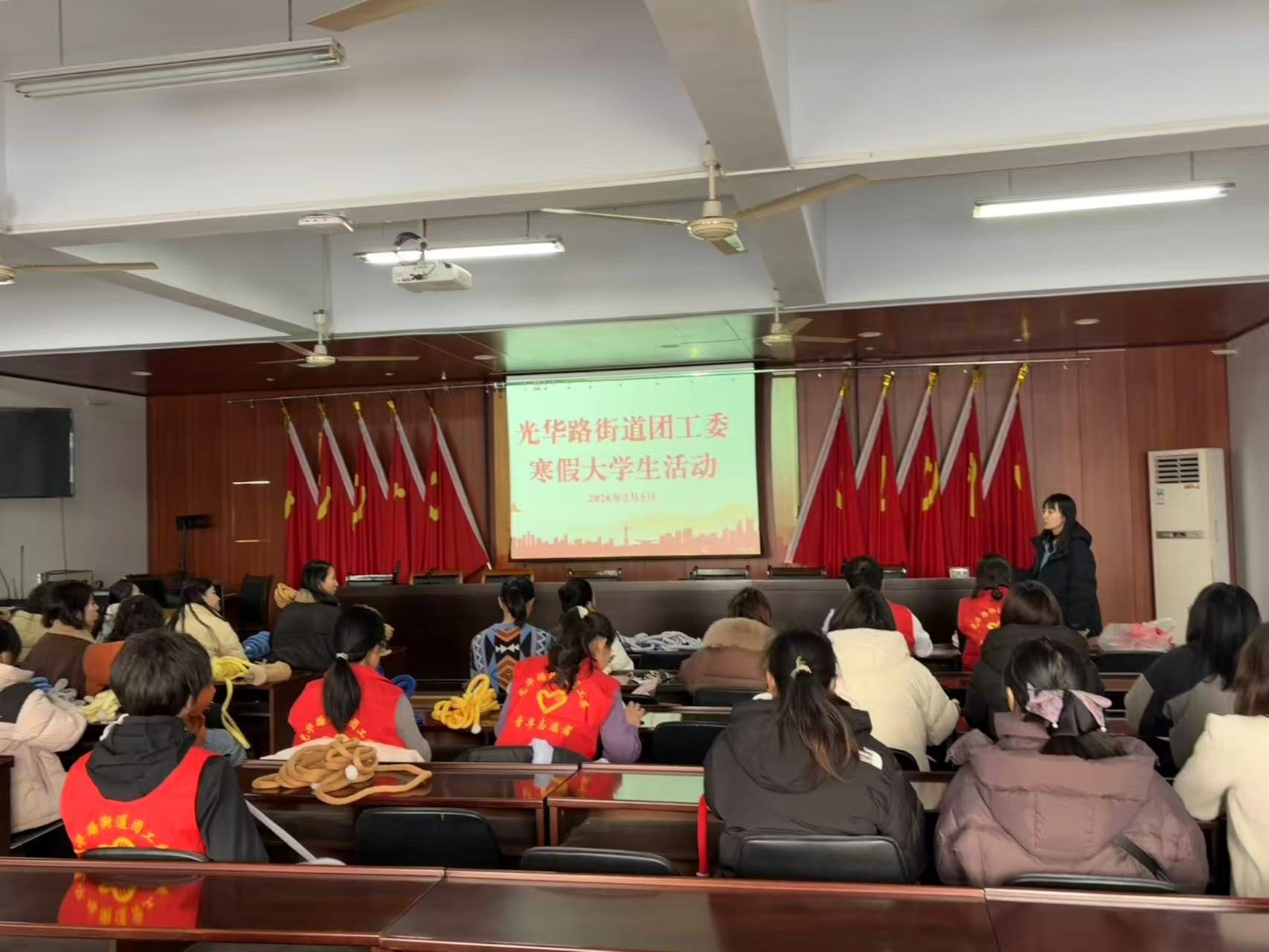 光华路街道团工委寒假大学生手工编织坐垫志愿活动