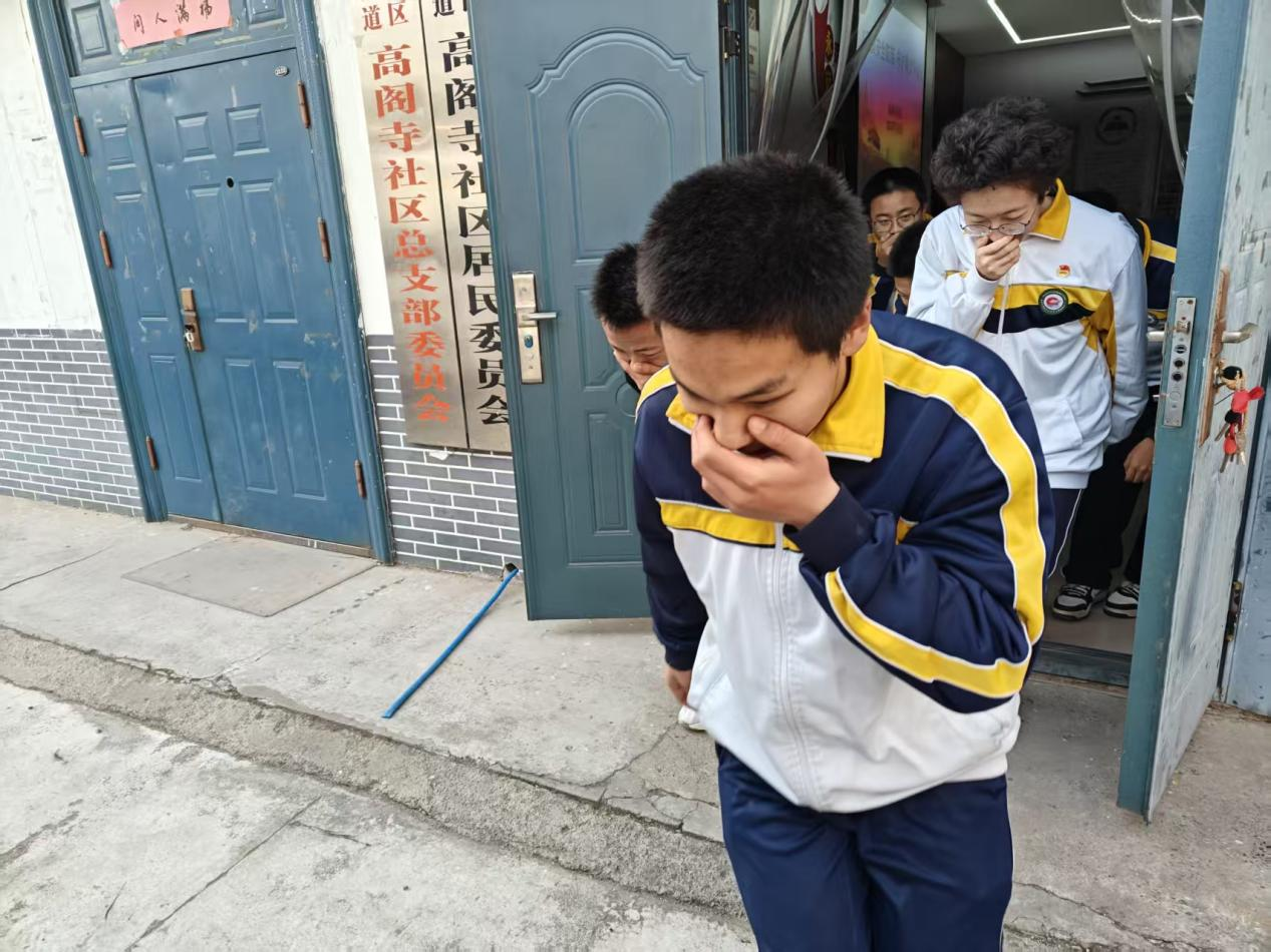 东大街街道开展辖区青少年消防安全应急培训演练