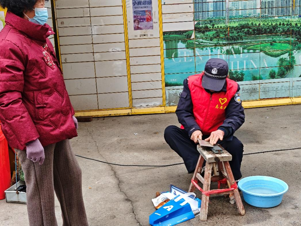 中华路街道：传承雷锋精神 便民服务暖心