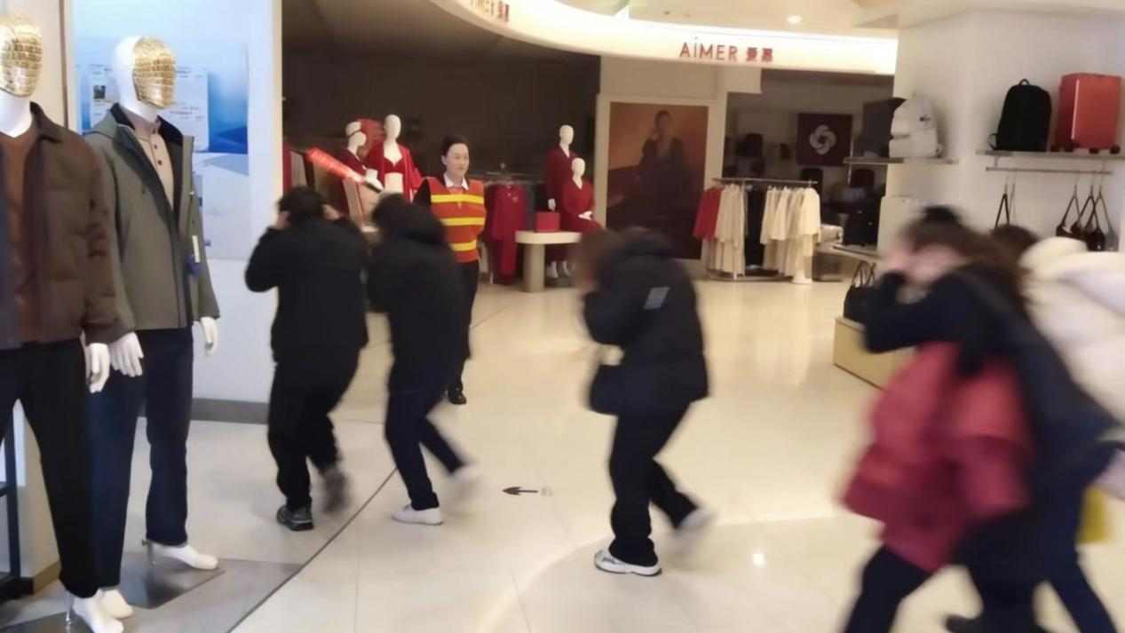 东大街街道联合丹尼斯百货开展防震减灾应急演练活动
