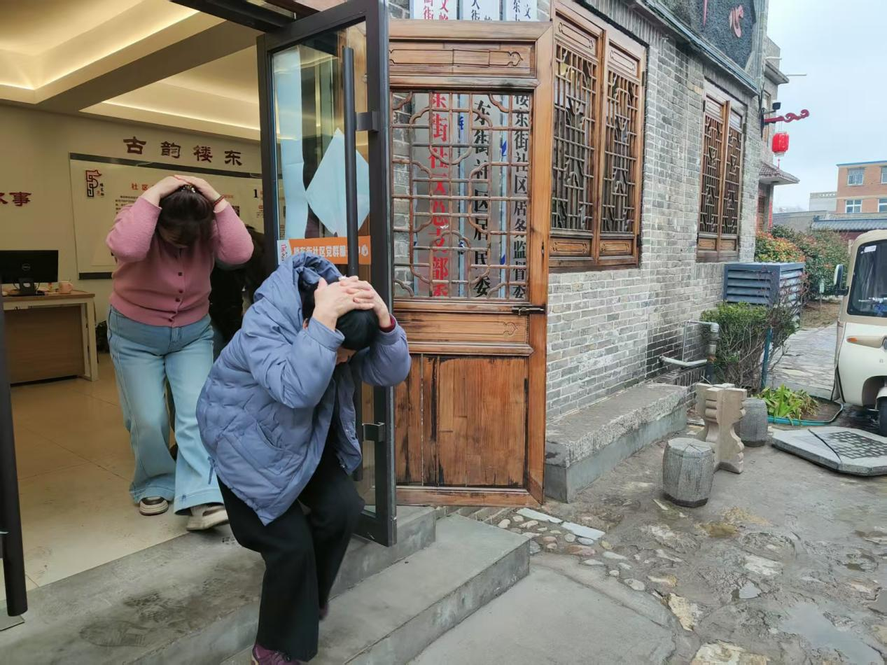 东大街街道开展防震演练