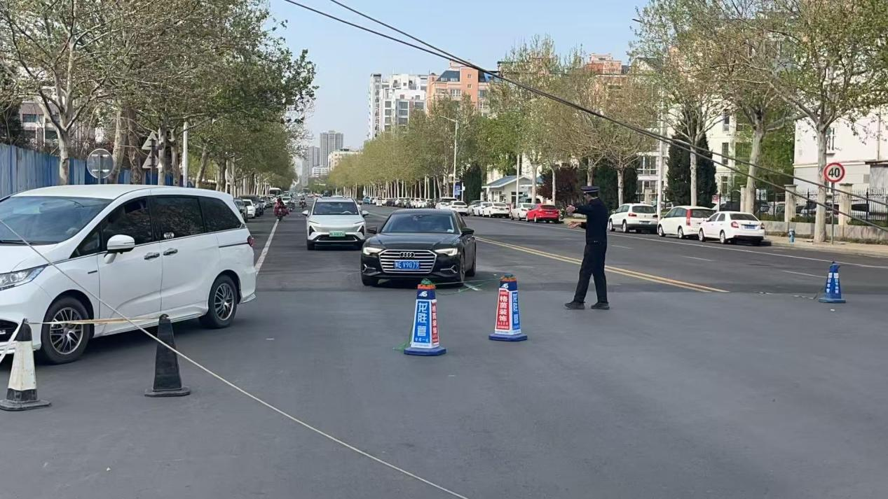 闻险而动护平安 城管队员化身“临时交警”保畅通