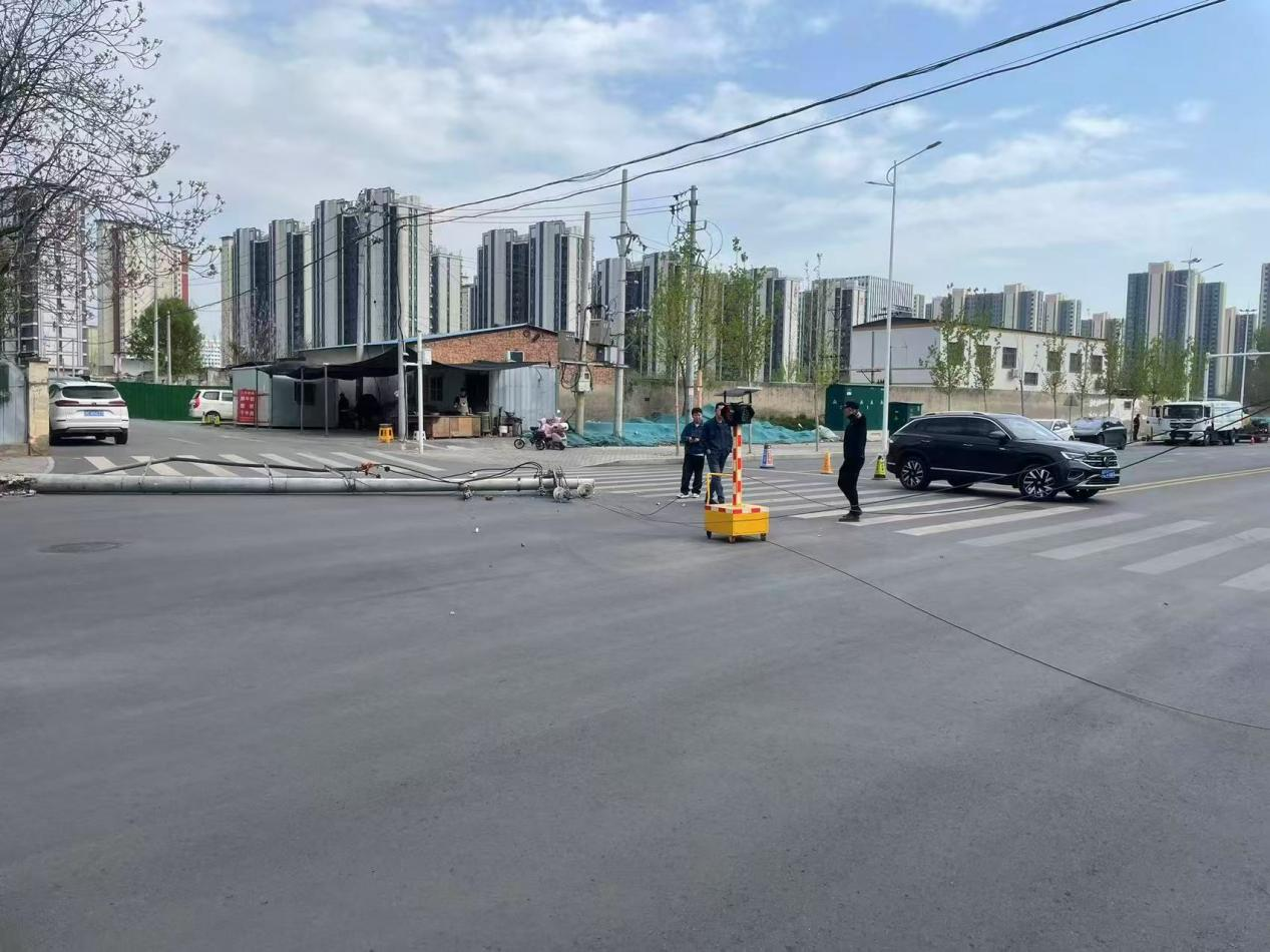 闻险而动护平安 城管队员化身“临时交警”保畅通