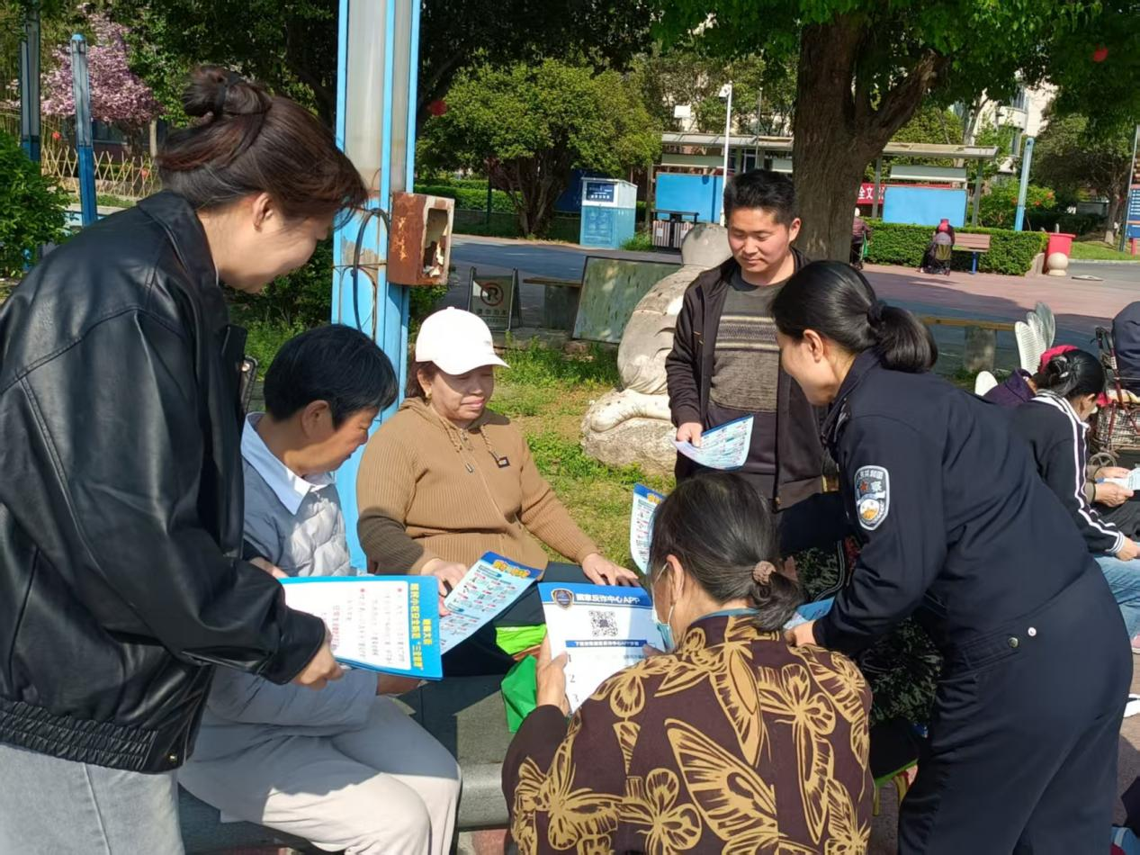 峨嵋大街街道办事处颐欣苑社区开展“警社联动护夕阳 反诈宣传进社区”活动 峨嵋大街街道办事处颐欣苑社区开展“警社联动护夕阳 反诈宣传进社区”活动