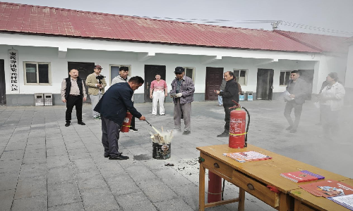 宝莲寺镇开展“五进”宣传活动
