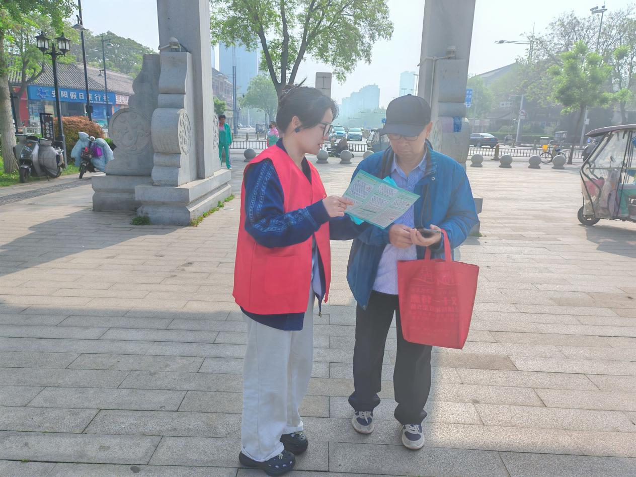文峰区医保局走进彰德游园 开展医保防诈骗平安建设宣传