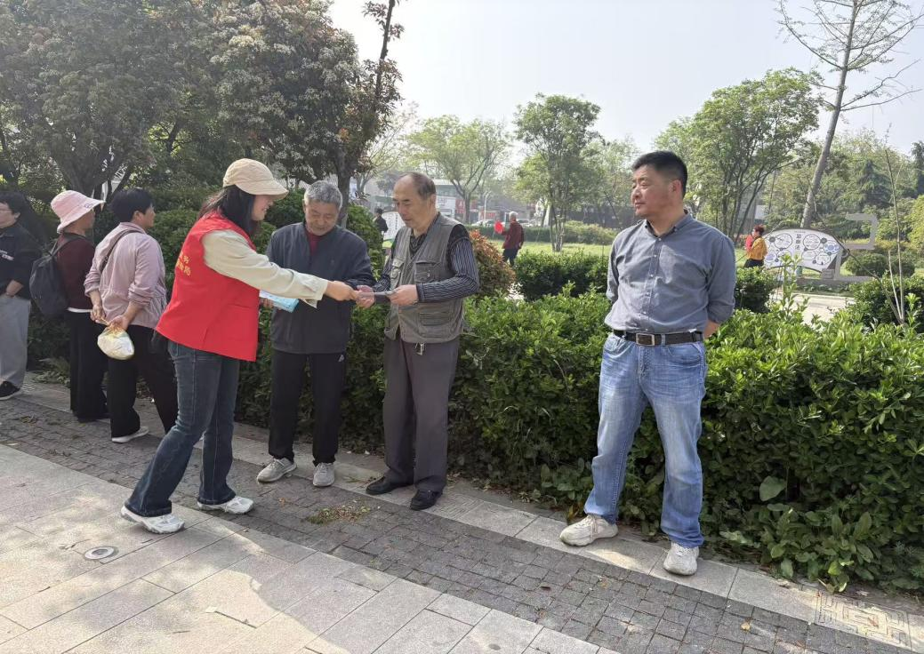 文峰区医保局开展世界地球日垃圾分类宣传活动