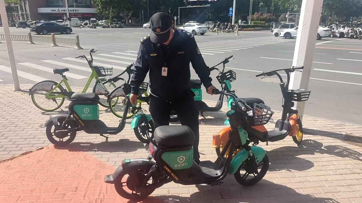 文峰区城管局专项整治违规共享单车 筑牢市容秩序整洁防线