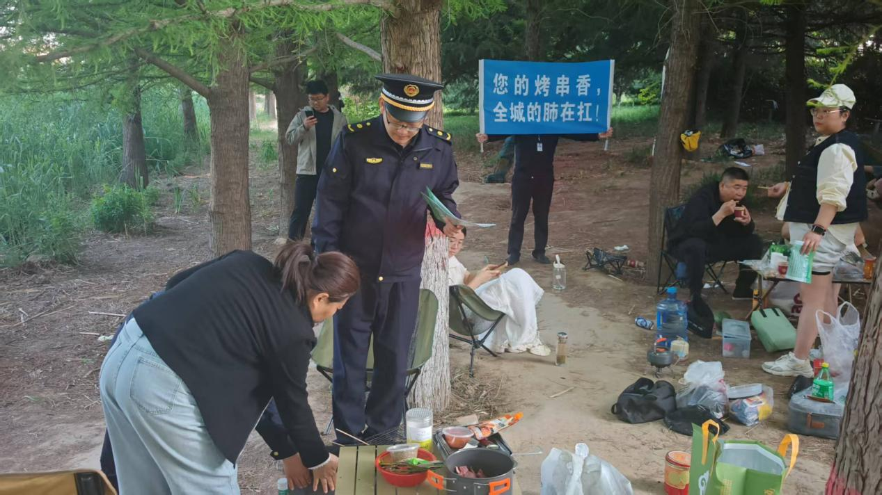 文峰区城管局多措并举治烧烤