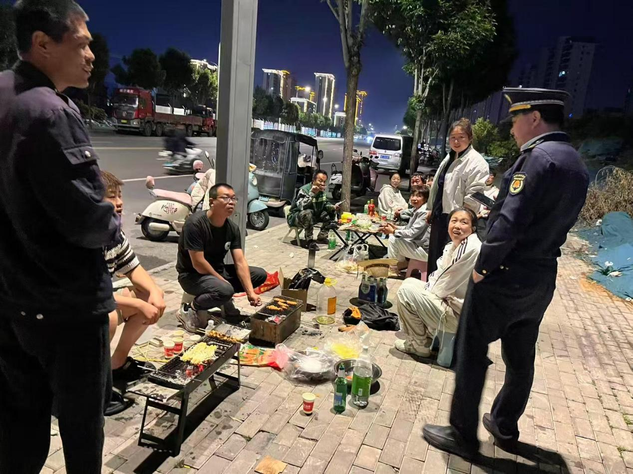 文峰区城管局多措并举治烧烤