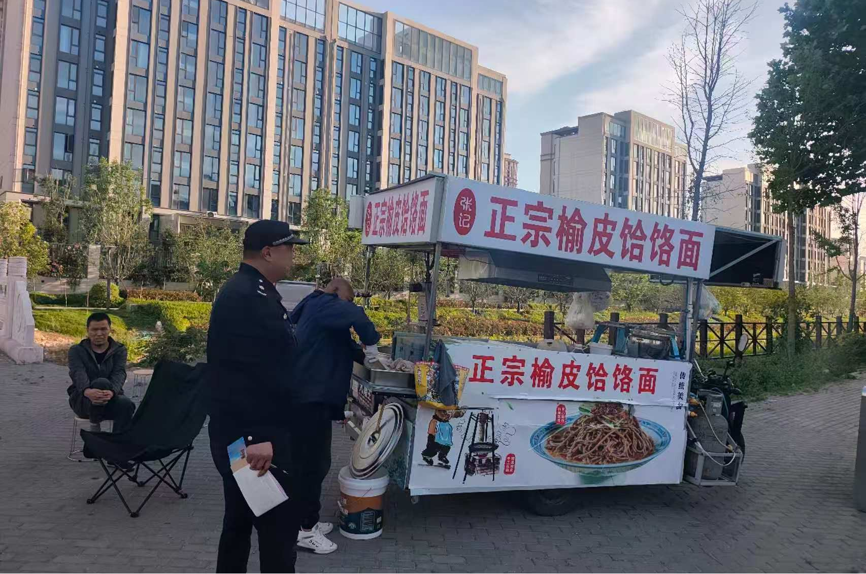 文峰区城管局多措并举整治占道经营 文峰区城管局多措并举整治占道经营