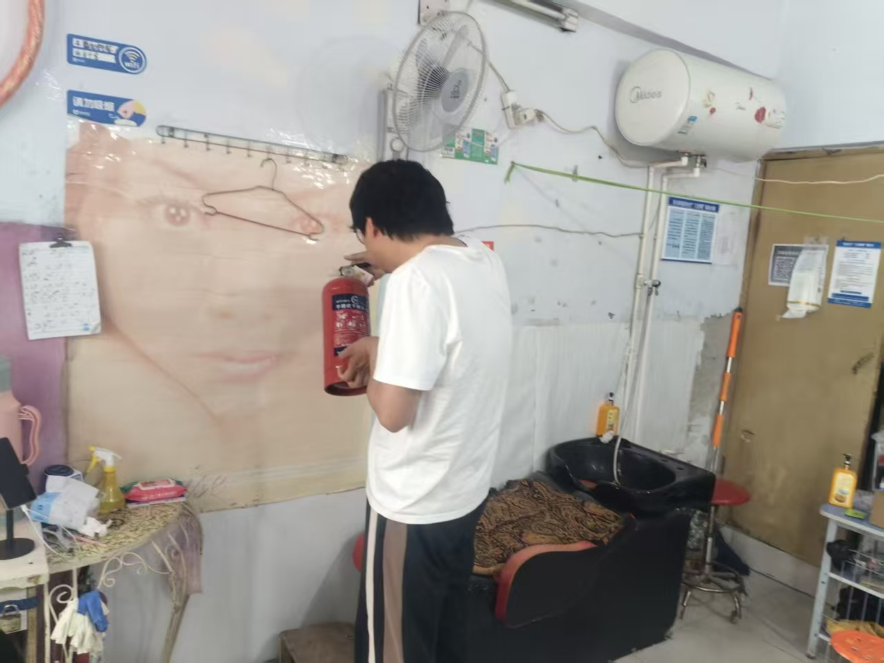 东大街街道南门东社区 开展沿街门店安全生产排查工作