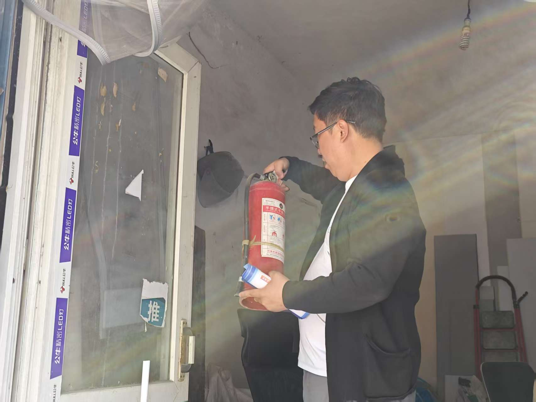 东大街街道东南营社区开展安全生产入户宣传
