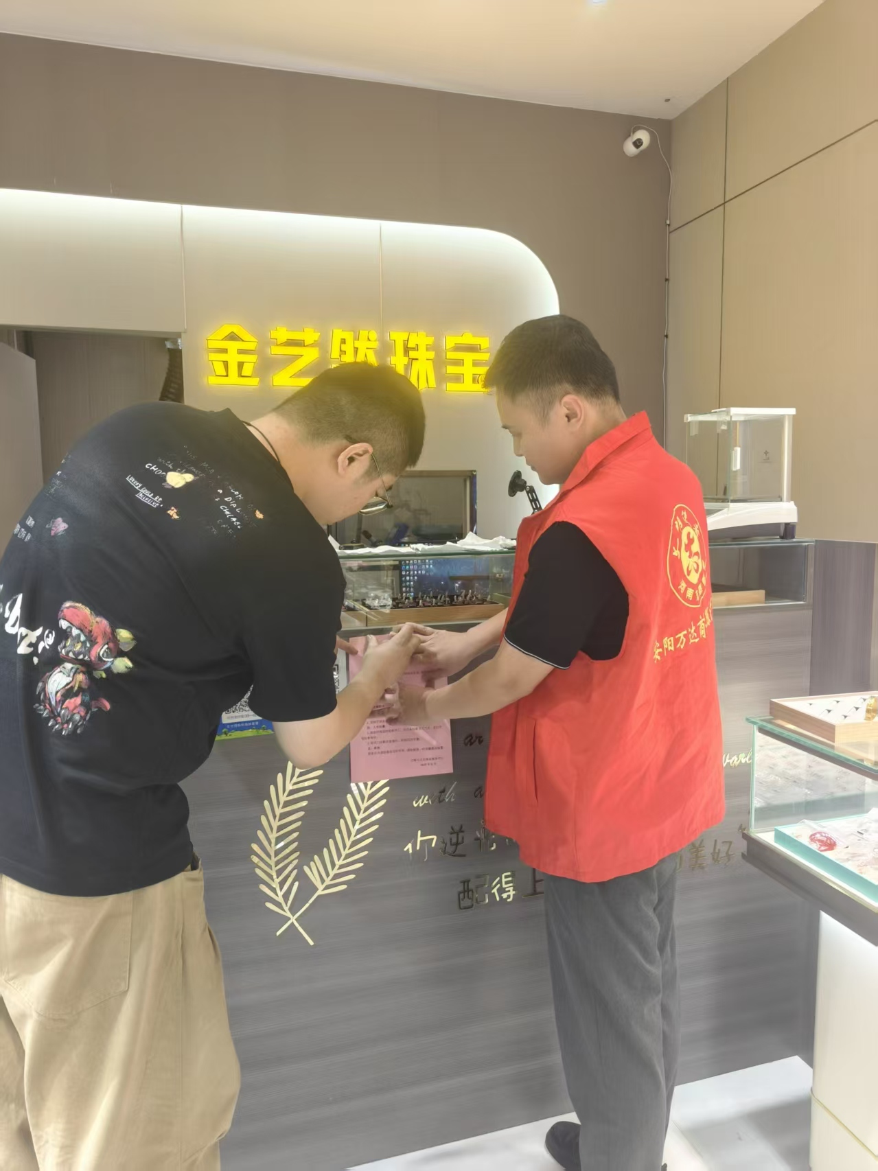 温馨提示“进辖区”筑牢商圈安全防线