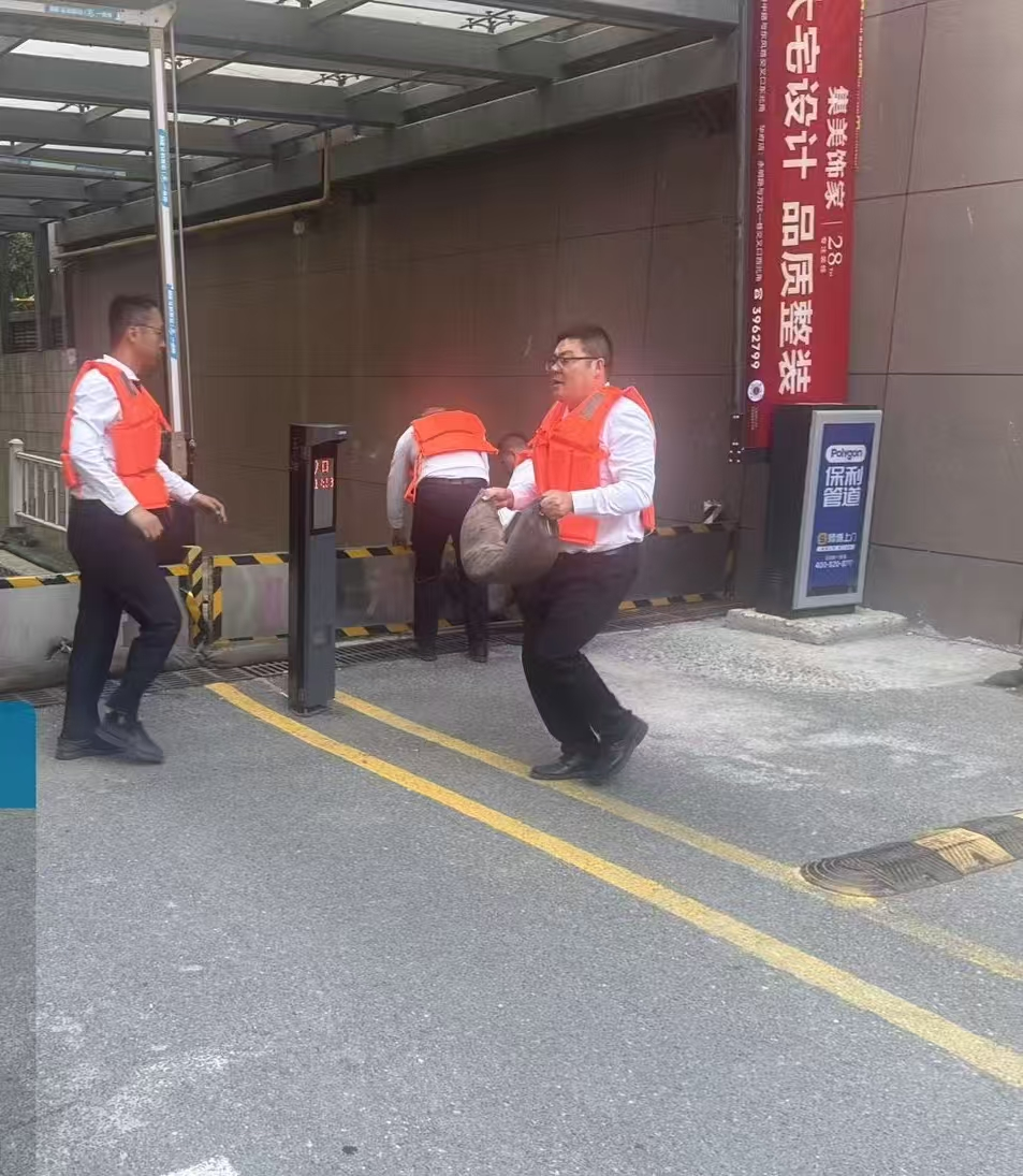万达商业服务中心组织物业开展防汛应急演练