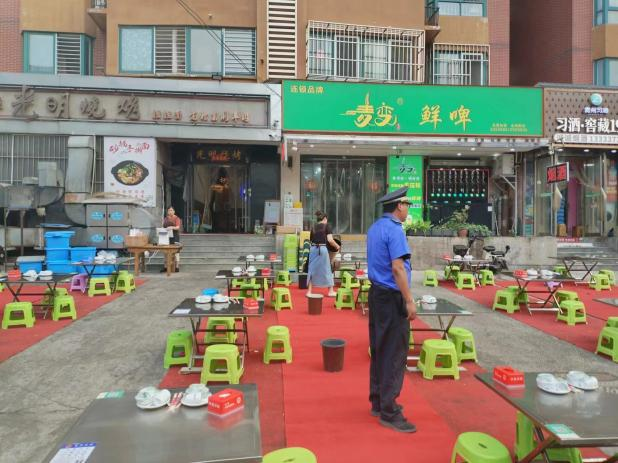满满烟火气 点亮“夜经济”—“城管蓝”在行动 满满烟火气 点亮“夜经济”—“城管蓝”在行动