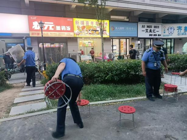 满满烟火气 点亮“夜经济”—“城管蓝”在行动 满满烟火气 点亮“夜经济”—“城管蓝”在行动