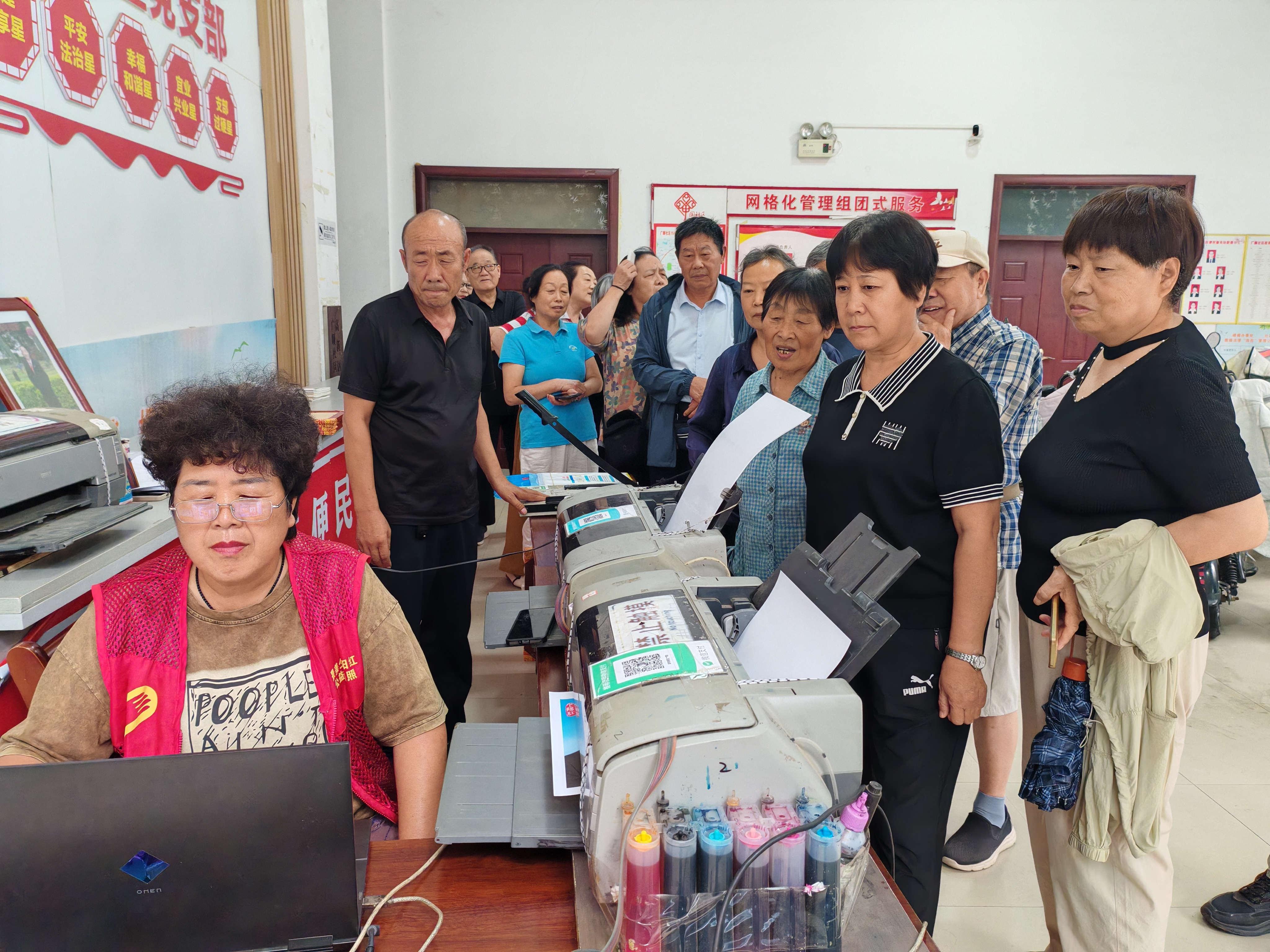 峨嵋大街街道办事处广顺社区开展 “光影定格夕阳美 暖心服务暖民心” 公益摄影志愿服务活动