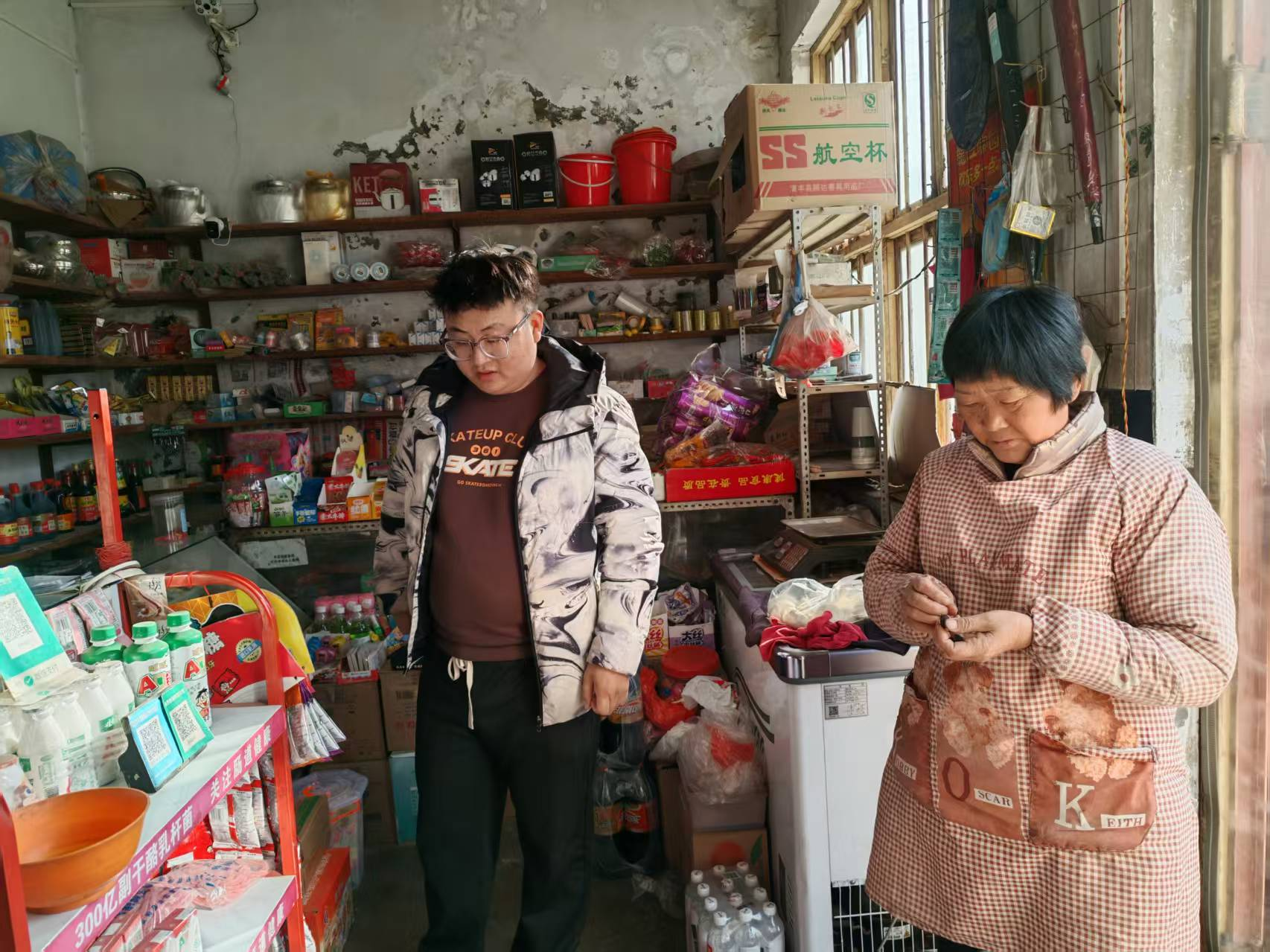 压实安全责任，乡干部扎实推进烟花爆竹禁售工作